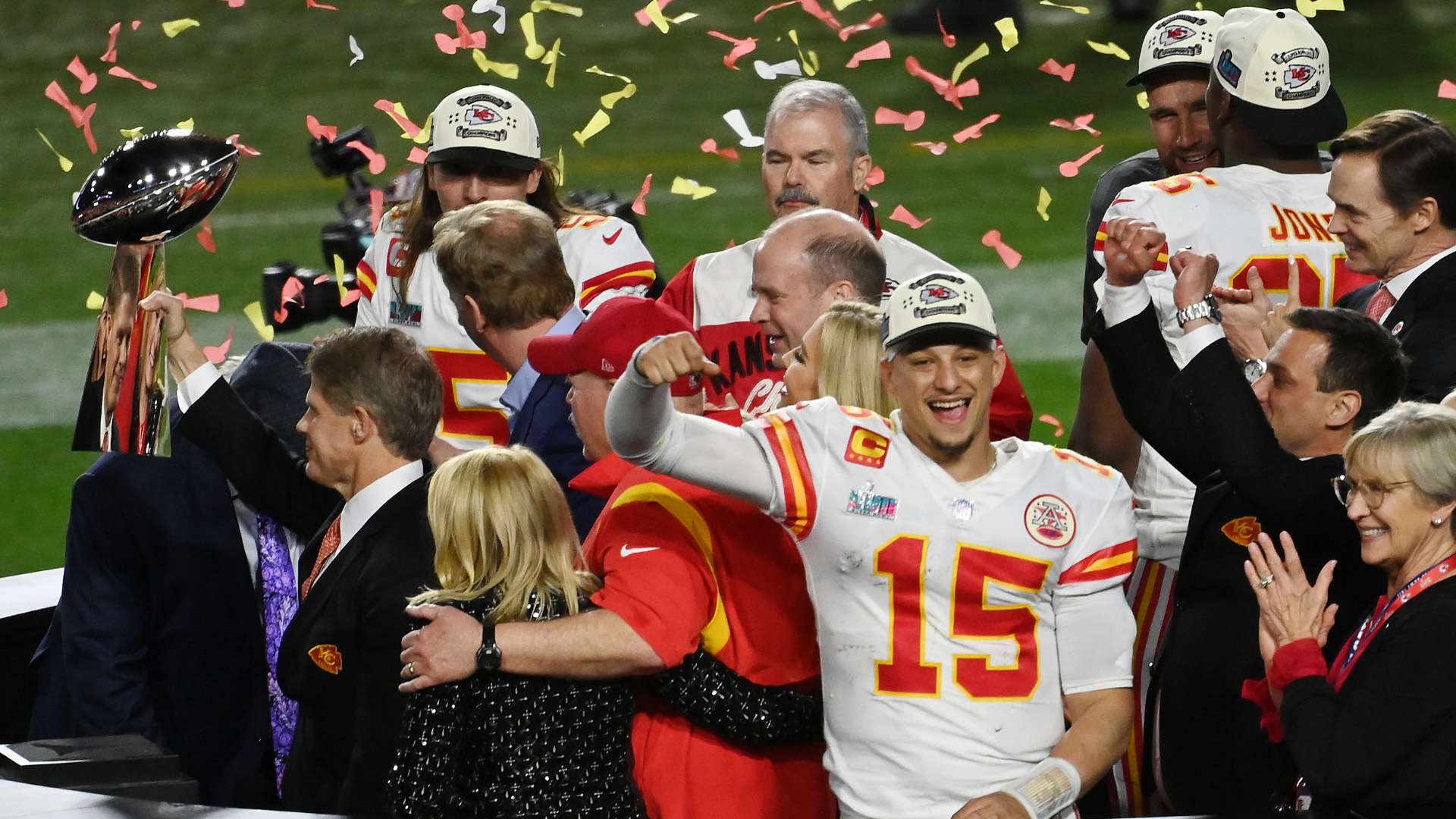 “走哪都有大锅！法国政客怒批：本泽马骨子里不是法国人”