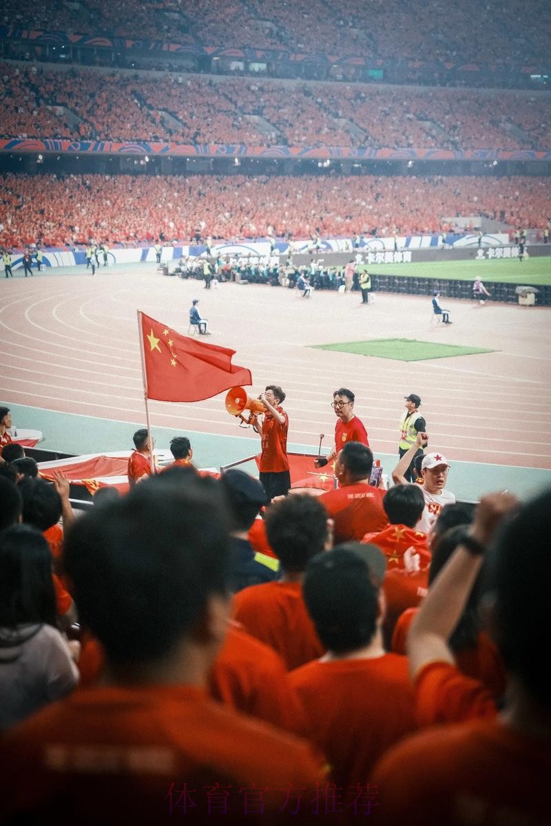 齐为国足加油 谭晶邀请小球迷观看中荷大战 齐为国足加油 谭晶邀请小球迷观看中荷大战